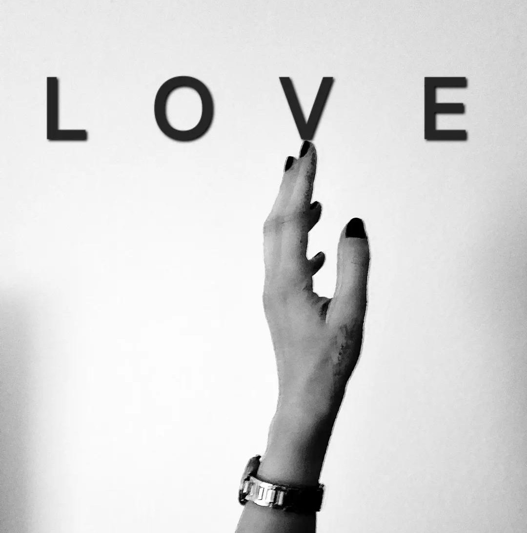 Spomenula je ljubav,
i kao da mi je time stavila 
krila na ramena
i gurnula me u nebo 
koje ne zna za dno..

I da me iz njega spusti,
pao bih lagano,
kao list što još uvek pamti drvo
i ne žuri da ga zaboravi..

Govorila je tiho,
a svaka reč joj otvara prozore,
a ja želim da ih