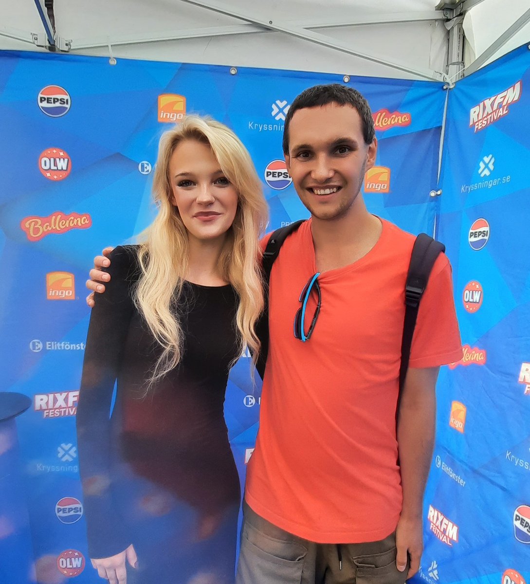 robertjed1996's tweet image. I met one in Kalmar, and I meet her again. And I meet two new singers. I met them all three in Malmö. I will watch them perform on Rix FM Festival there

#rixfm #rixfmfestival