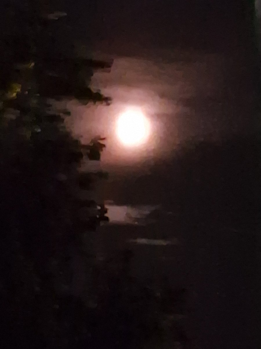 ও চাঁদ,
তুমি এত সুন্দর কেন?
তোমাকে কেউ কিন্তু অসুন্দর বলে না 
তাও কি তোমার কোন দুঃখ আছে?