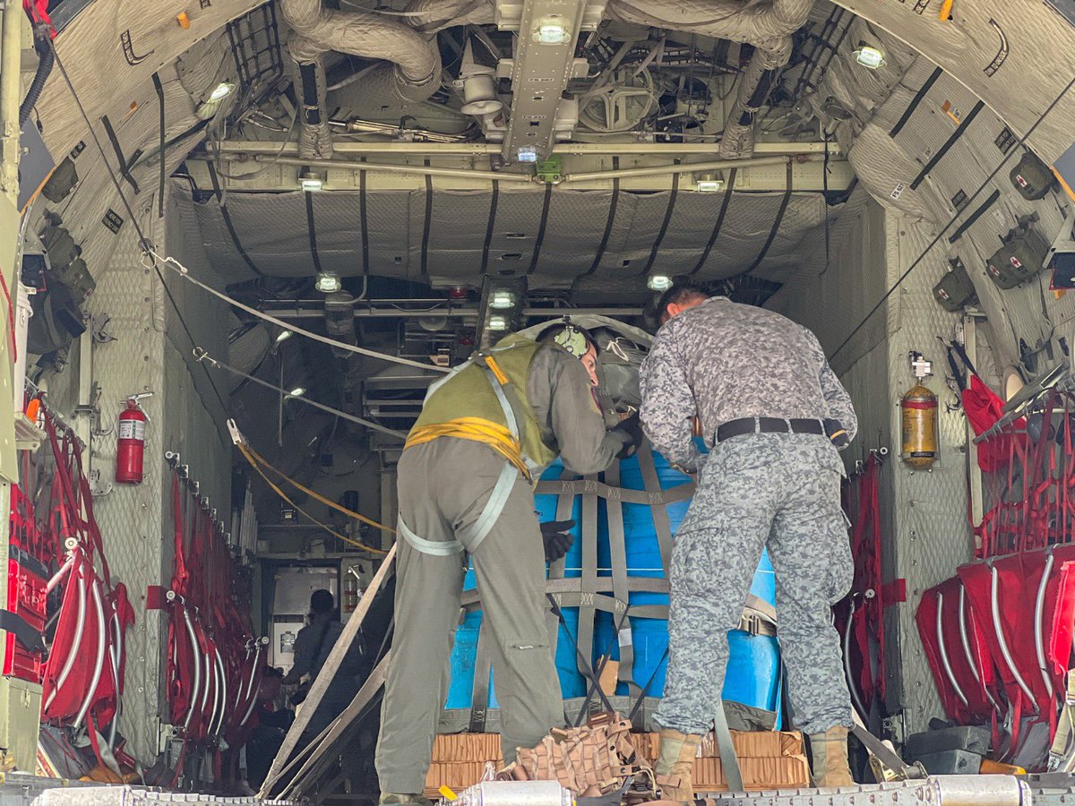 FuerzaAereaCol's tweet photo. Con aeronaves C-130 Hércules de su #FuerzaAeroespacial🇨🇴se realizó un ejercicio operacional de lanzamiento de carga en Marandúa #Vichada, misión que le permite fortalecer sus capacidades para el abastecimiento de tropas en tierra.
➡️ https://t.co/OUNwEJ6XKp
#GAORI
#Vichada
#HonorEsServir
#SiempreFirmes