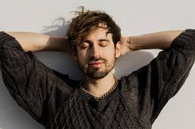 🎶Coneixes Julien Leone? Primera cançó amb el Col·lectiu Angelets de la Terra de Músics de #CatalunyaNord. Està esborrant fronteres com Obrint Pas fa 25 anys per al País Valencià. És el primer cantant nord-català amb tant d’èxit al Sud. Donem-li suport! ⭆angeletsdelaterra.com/musics/294/Jul…