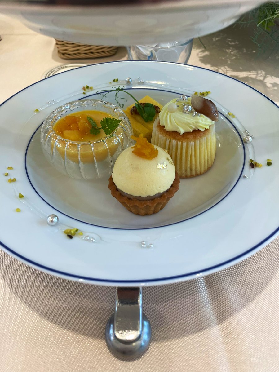 今日は🍜ではなく…

12年前に式を挙げた結婚式場💒で家族3人優雅に❓アフタヌーンティー🫖

月日が経つのは早いもので😅
この場に🧒を連れてこれたのは何か感慨深いものがありますなぁ