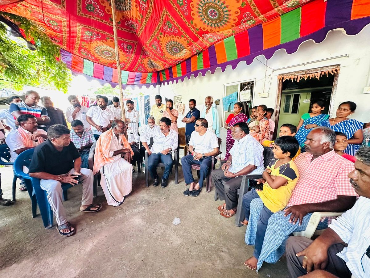 తాడూర్ మండలంలోని సిర్సావాడ గ్రామంలో మాజీ సర్పంచ్ BRS పార్టీ సీనియర్ నాయకులు తంగెళ్ల నాగయ్య గారు తల్లిగారు నర్సమ్మ గారు నిన్న మరణించడంతో ఈరోజు వారి ఇంటికి వెళ్లి కుటుంబ సభ్యులను పరామర్శించిన మాజీ శాసన సభ్యులు శ్రీ మర్రి జనార్దన్ రెడ్డి గారు <a href="/brsmjr/">Marri Janardhan Reddy</a> <a href="/BRSHarish/">Harish Rao Thanneeru</a> <a href="/KTRBRS/">KTR</a> <a href="/BRSparty/">BRS Party</a>