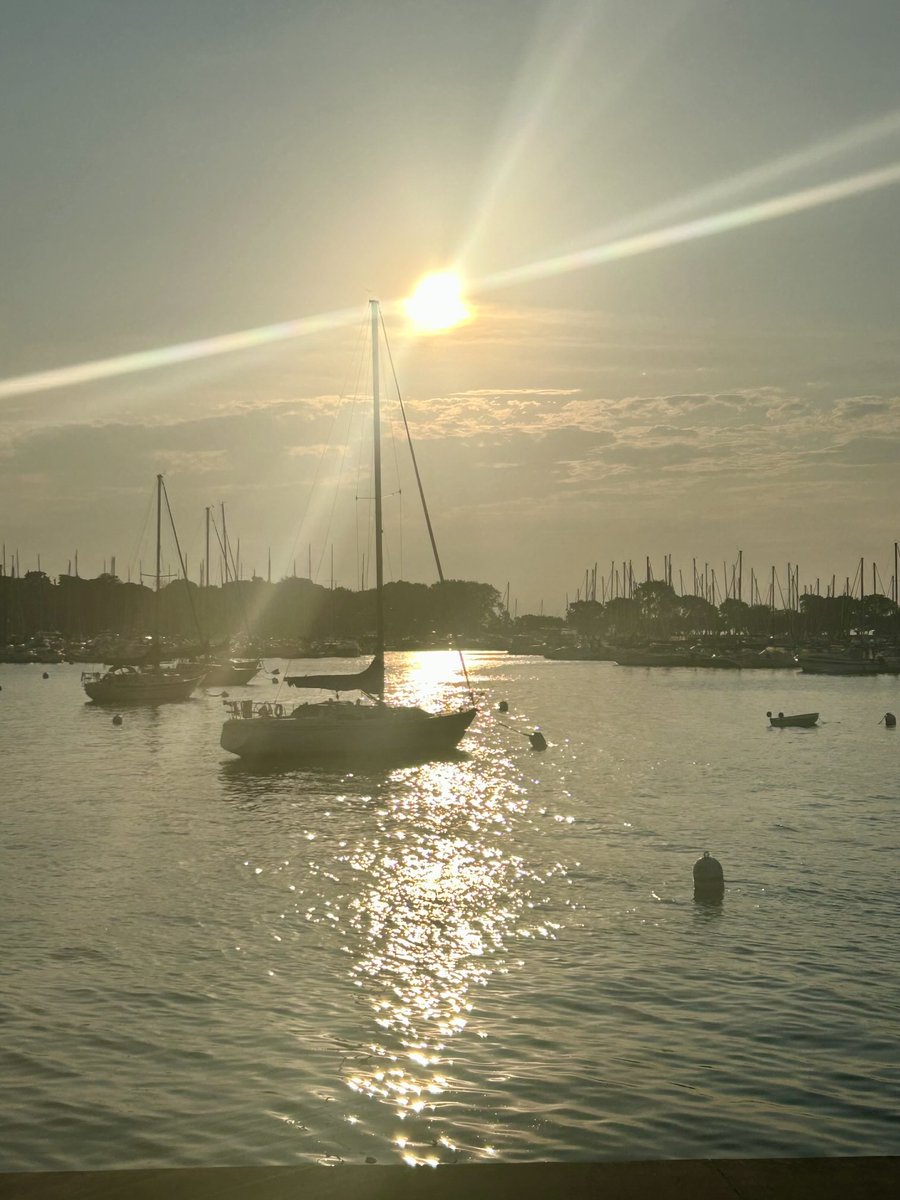 LeftByOumaOuma's tweet photo. Good morning to the world from the lakefront in Chicago! https://t.co/hZrsz5z1BA