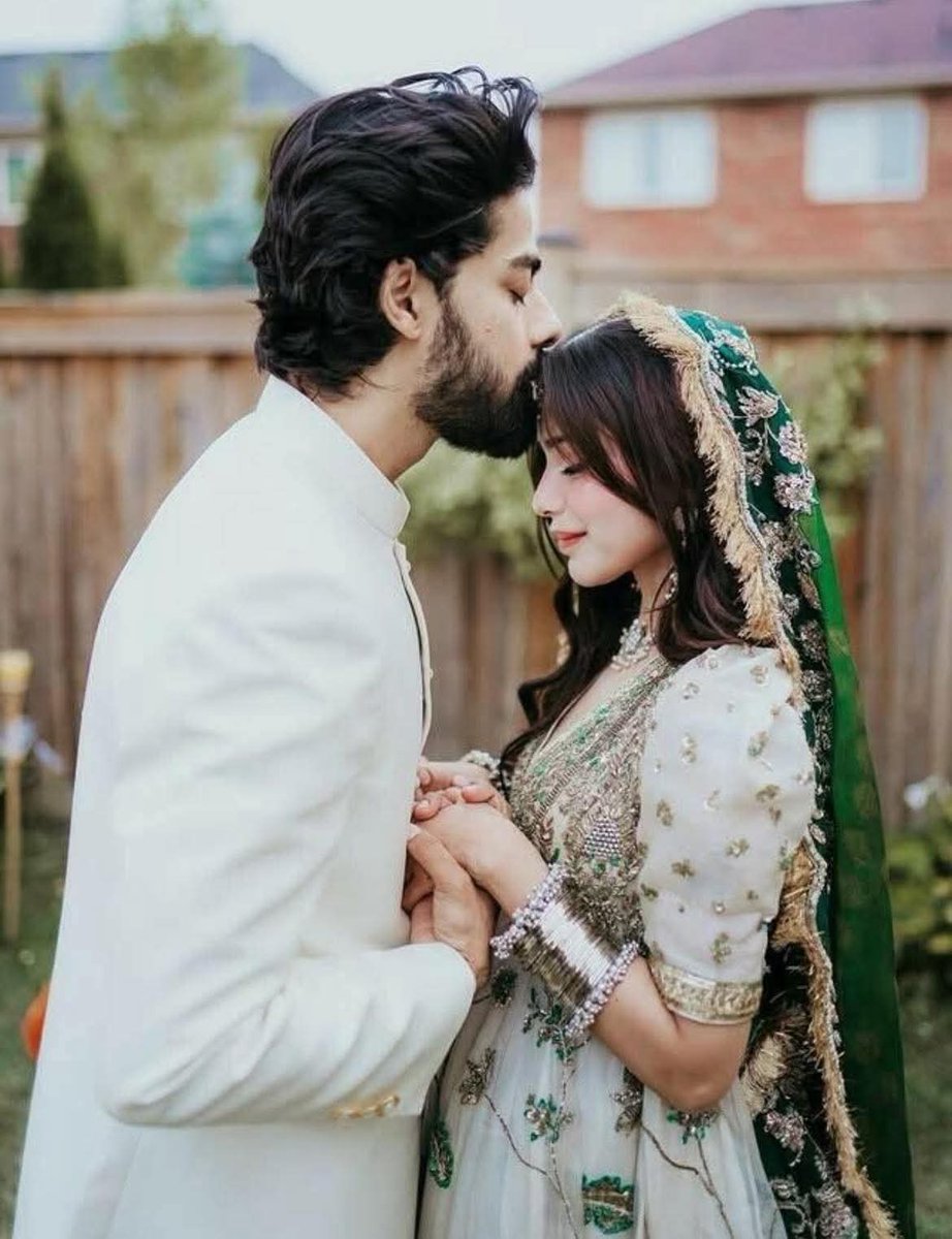 آئمہ بیگ خوش ہیں، ان کا شوہر خوش ہے لیکن حسبِ عادت ہمارے ہاں لوگ گرم توے پر کتھک میں مشغول ہیں کہ آئمہ بیگ نے شادی کا فیصلہ ان کی مرضی کے مطابق نہیں کیا۔
آئمہ بیگ کو زندگی کے نئے سفر پر ڈھیرں دعائیں اور مبارکباد
❤️❤️