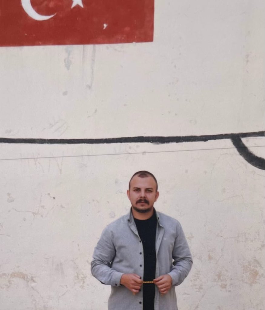 Yağmur, henüz 14 yaşındayken tanıştı Fehmi Demirkollu’yla. Önce “arkadaş”tı, sonra kendi sözleriyle “sevgili” oldular. Oysa bu ilişki, açık bir istismardı. Çünkü Yağmur çocuktu; Fehmi Demirkollu ise ondan 10 yaş büyüktü ve Sözleşmeli Erdi.

Yağmur ayrılmak istediğinde tehditler