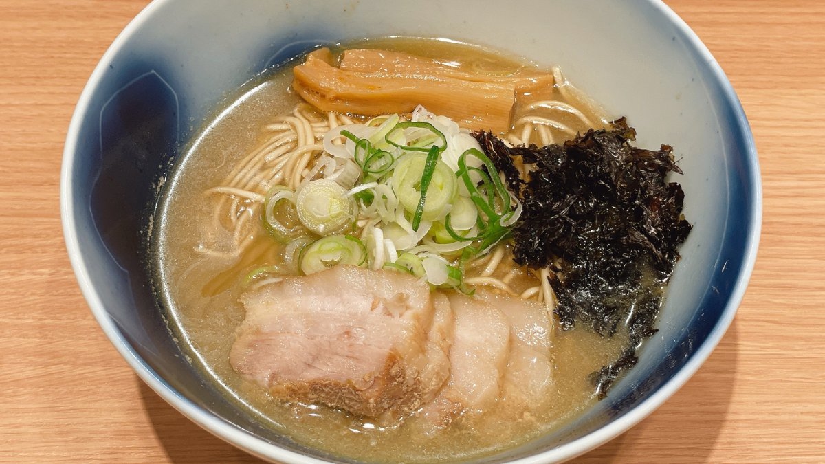 RW_Kitchen's tweet photo. #ラーメンWalkerキッチン
8/11(月)11時~1930LO

群馬が誇る「煮干」の名店
#らぁめん家有坂 いよいよ出店最終日

🍜煮干らぁめん【醤油/塩】
🍜煮干の和え玉(味の付いた替え玉)
🍚チャーシューご飯

栃木の「煮干」の名店
#めんや天夢 小菅直樹店主との
1日限りのスペシャルコラボ✨
煮干の魅力がたっぷり詰まった
🍜ラーメン
🍜つけ麺
をお届けします

煮干の名による貴重なコラボレーションを食べ逃しなく😋
出店最終日も19:30ラストオーダーまで営業いたします。たくさんのご来店心よりお待ちしております😊

#ところざわサクラタウン