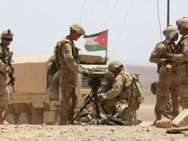 ماهر...
بعد سقوط بشار،جماعة الهجري تولّت مهمة المخدرات وتهريبها على الحدود، واندلعت اشتباكات مسلّحة ولحد اليوم لا زالت تحاول القيام بمحاولات لاقتحام حدودنا.ومش بس هيك،برضو احتضنت بقايا النظام السابق،بالإضافة لمحاولة جلب إسرائيل على حدودنا الشمالية الشرقية وعندنا شهداء بجيشنا
(١)+