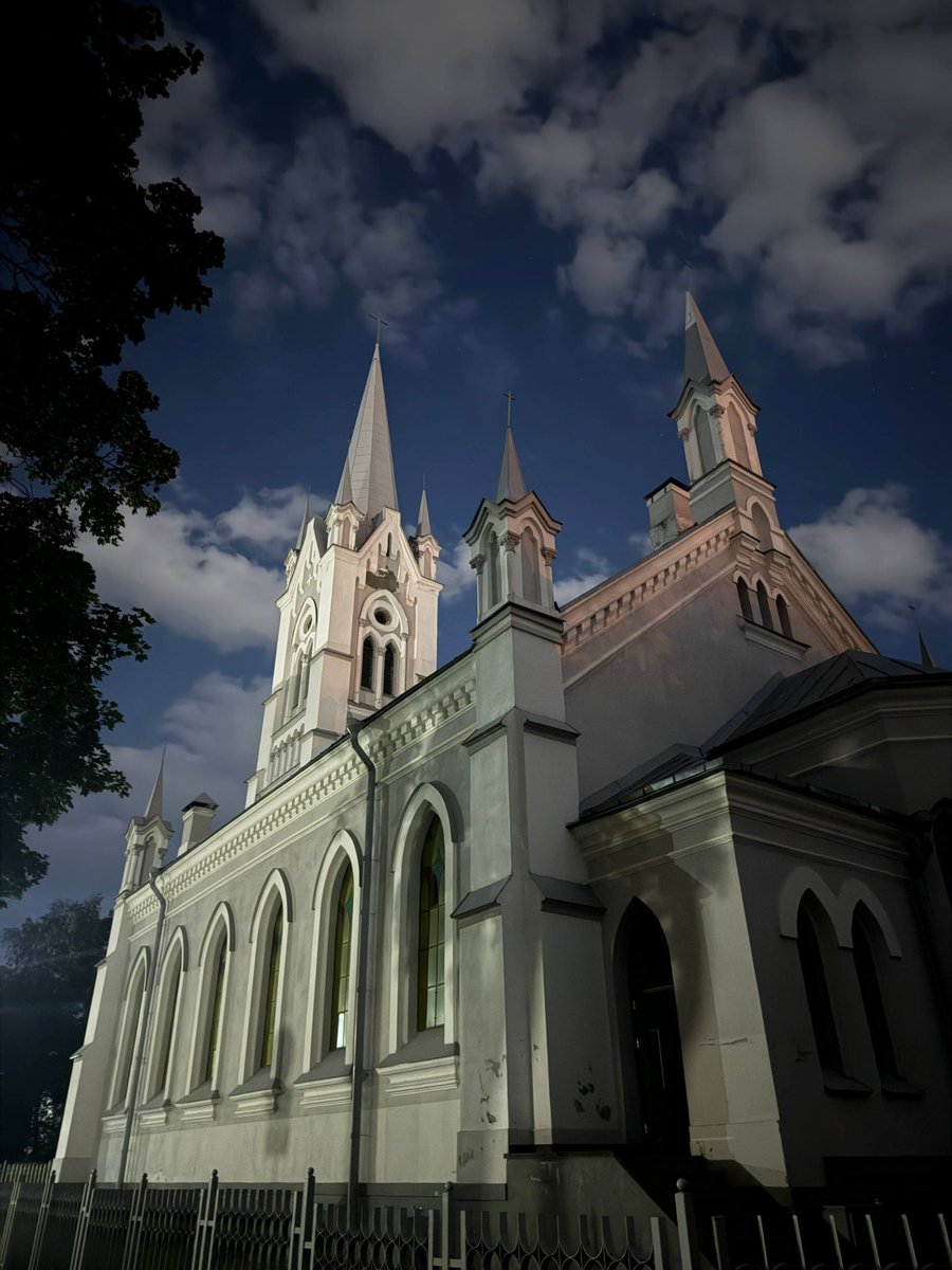 Кирха .Отпуск проходит отлично.Заговорила на трасянке . 🫢😀