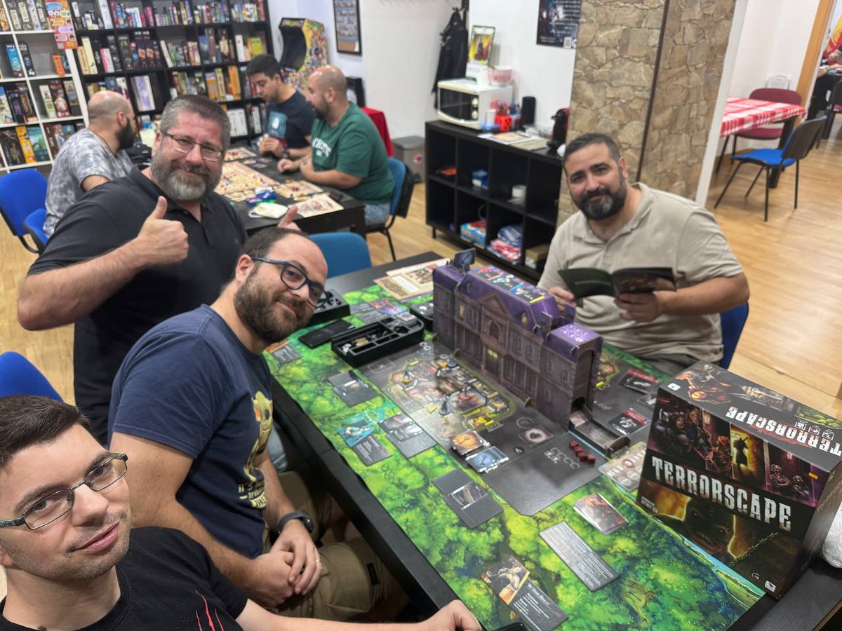 Cuatro jugones. Una mansión oscura.
Un asesino suelto… y nadie sabe quién será el siguiente. 😱🏚️

Noche de sustos y diversión en La Alcazaba con #Terrorscape editado genialmente por <a href="/MasQueOca/">MasQueOca</a>  ... muy divertido! eso si, nadie quiere ser el que abra la siguiente puerta. 😱🔪