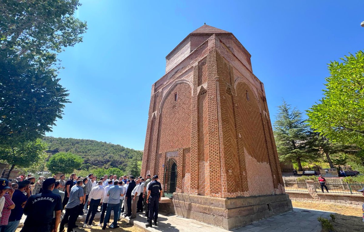 birlikvakfi38's tweet photo. Kurucular Kurulu Başkanımız Sayın Yaşar Karayel, Kayseri Valisi Sayın Gökmen Çiçek, Vali Yardımcısı Sayın Ömer Tekeş, Vakıflar Bölge Müdürü Sayın Murat Seçilir, İl Emniyet Müdürü Sayın Atanur Aydın, İl Kültür ve Turizm Müdürü Sayın Şükrü Dursun, İl Müftüsü Sayın Durmuş Ayvaz, Pınarbaşı Kaymakamı Sayın Salih Ağar, Şube Başkanımız Sayın Bilal Habeş Bulut ve Yönetim Kurulu Üyelerimiz, Pınarbaşı İlçesi Melikgazi Mahallesi’nde bulunan, Danişmentlilerden Emir Melik Gazi’ye ait Melikgazi Türbesi’ni ziyaret etti. @bulut_habes
