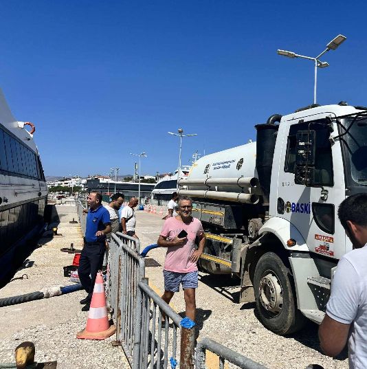 gemitrafik's tweet image. #İDO'nun Yenikapı #Avşa seferini yapan BURAK REİS 3 deniz otobüsü Avşa önlerindeki fener adası kayalıklarına çatarak #hasar almış, sancak gövdesi su alıp bir miktar yan yatmış, bu şekilde sorunsuz iskeleye yanaşmış, belediye arazözü ile su tahliyesi yapılıyormuş.