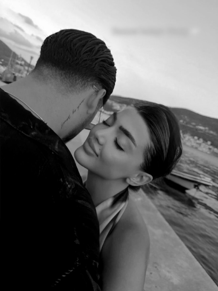 “Bizimkisi bir aşk hikayesi
Siyah beyaz film gibi biraz” 🖤🎶 #busmer