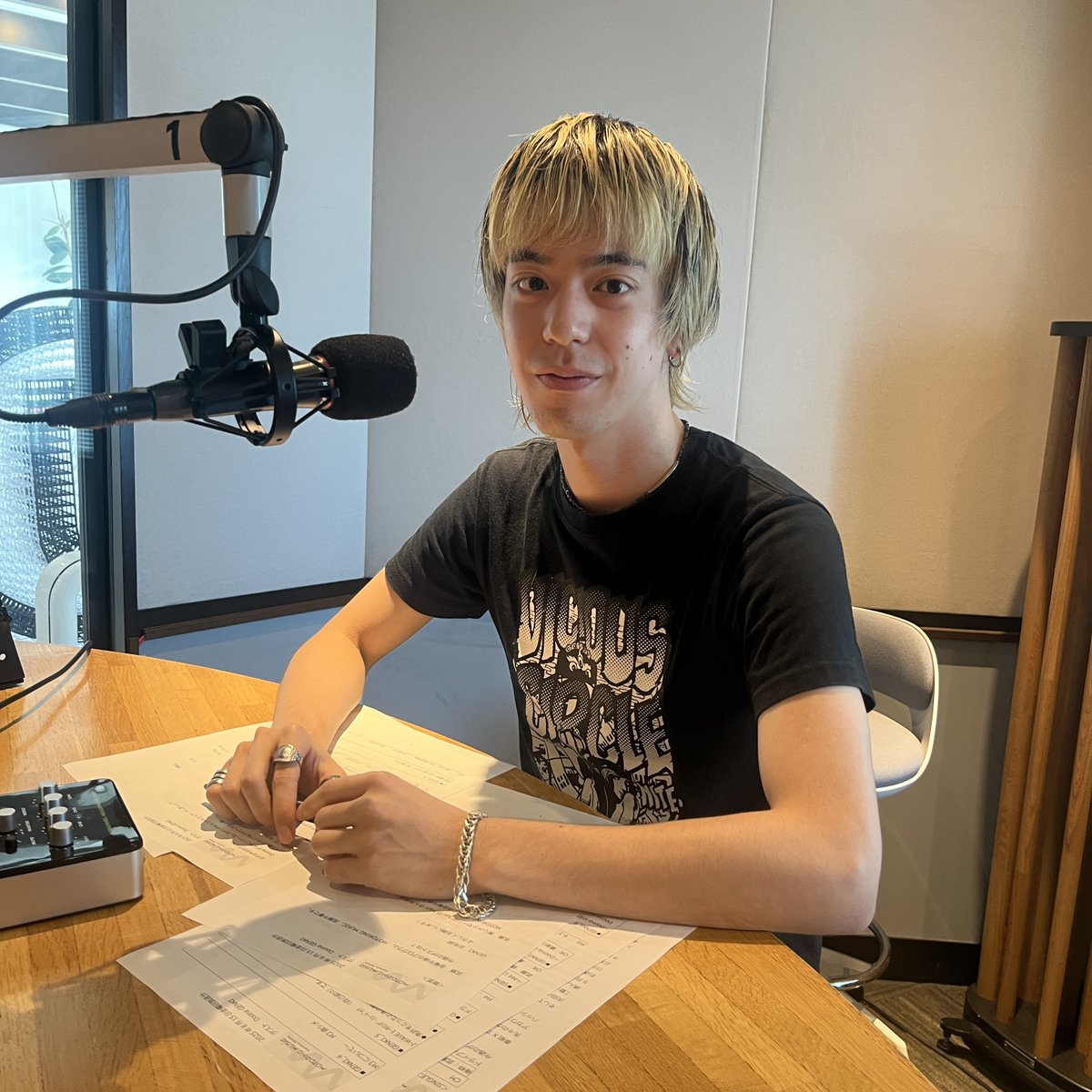 今週のゲストは5人組ミクスチャーロックバンド
#Doona のボーカル #GENKI さん

交流のあるバンド #luv の #Hiyn さんから
推しメッセージ！

金曜午後4時から
<a href="/jwave813fm/">J-WAVE 81.3FM</a>

ここでも聴けます！
radiko.jp/#!/ts/FMJ/2025…

#jwave #mm813
<a href="/DoonaOfficial/">Doona</a>
<a href="/luv_20221030/">luv</a>