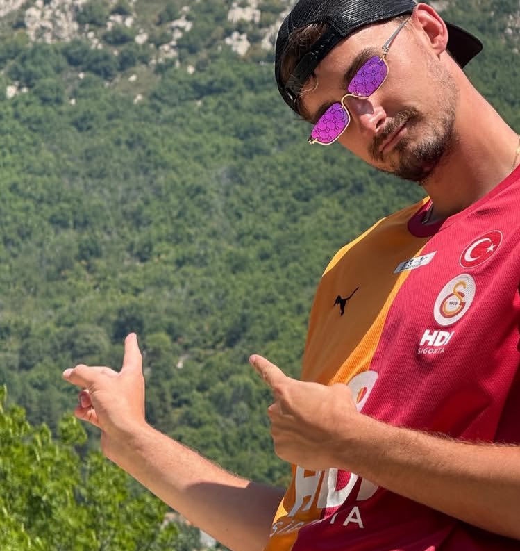 senin de aslan günün kutlu olsun🌹🌹