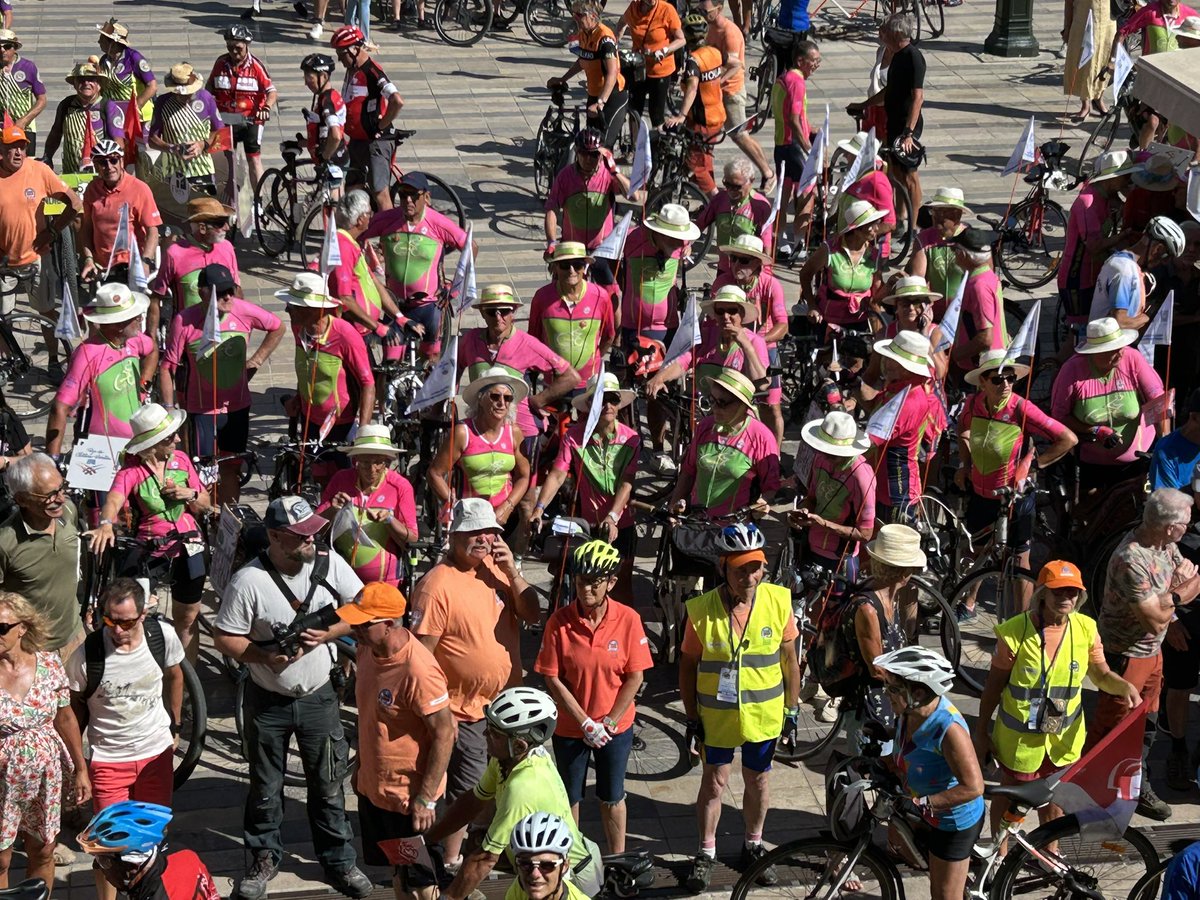 vsaulnier53200's tweet image. Transmission de rame entre organisateurs de la #semainefédérale de #cyclotourisme de la @FFVelo_officiel entre Orléans et @chateau_gontier sur #Mayenne En 2026 @lamayenne accueillera 10000 cyclotouristes avec ce festival international En équipe nos 4 mousquetaires portent ce défi