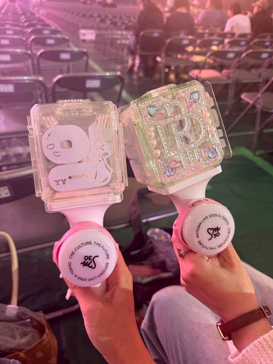 今日はきーちゃんとデニムシミラールックで参戦💚
お互い好きなグルに沸いてうちらの本軸ネオカルは爆アゲでスムコン楽しかった〜