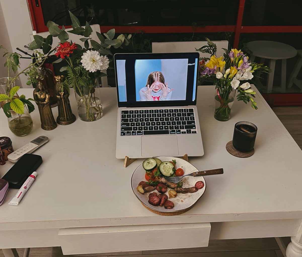 это + вкусный горячий чай + спать 12 часов, согласны?