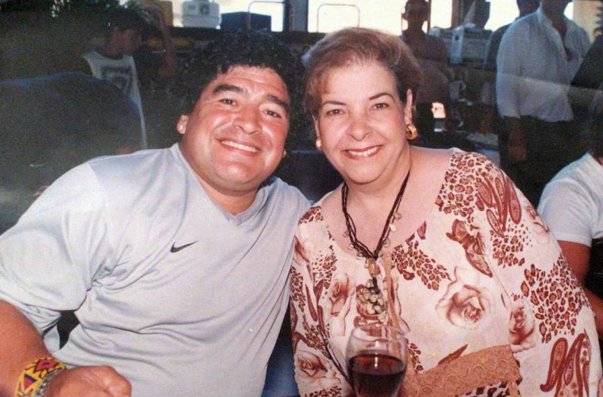 Lamentamos informar que murió Berthica Benedetti de Carbonell, la directora y presentadora del programa Fútbol solo fútbol, una de las muchas facetas que la acompañaron como personaje de la ciudad. Nuestra voz de aliento y condolencia para sus familiares. Tenía 78 años de edad.