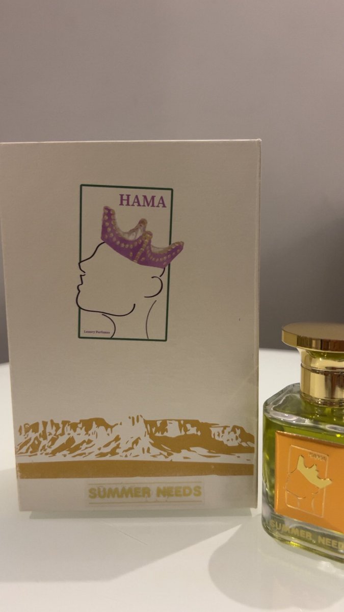 سمر نيدز 
حمضي فاكهي  بين القريب فروت  

والتفاح والنوتة الخضراء تمتزج بطابع الفواكه

والهيل جاي بلمسة حمضية جميله 

يجي بعدها فالقلب الأخشاب الترابيه الواضحة بلمسة الفيتفير والأزهار 

والقاعدة ترتكز على خشب الصندل وعنبر الحوت والمسك