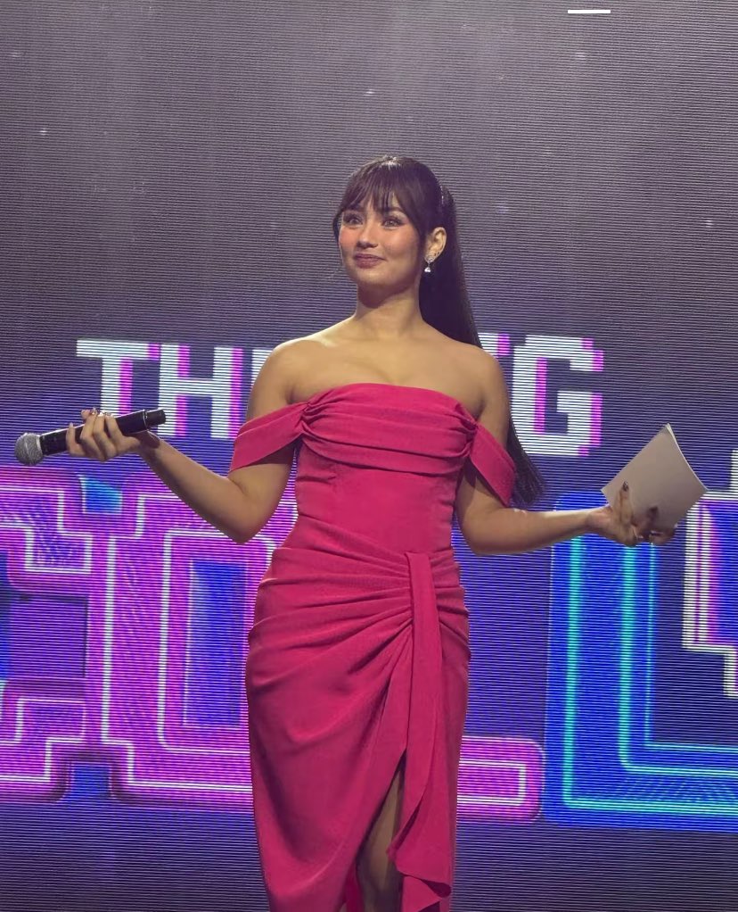 TeamJasOFC's tweet photo. Happening now — Jas is hosting the PBB ColLove Concert! 🎤✨ She’s serving energy, charm, and pure GorJAS vibes on stage. 💖 

ctto
#JasDudleyScales | @jasscalesofc https://t.co/rWXuAuzmkf