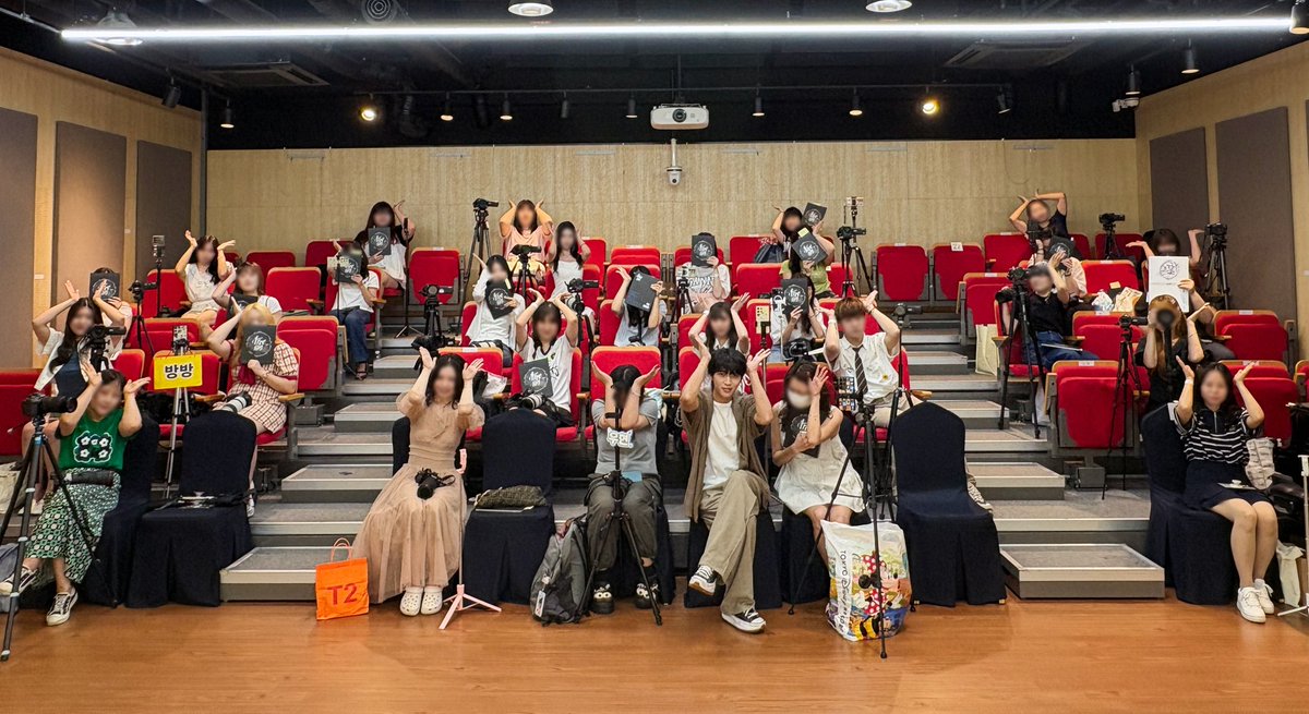 [📸] 

’Only 직진‘ 2주 차 팬사인회 종료!

'뭐 해줄까?', '귀여워?' 어떤 컨셉도 👌
원하는 건 다 해주는 팬싸 맛집🥣
이번 주도 910208컷 최애컷 생성 완료🫢

찰칵       찰칵   찰
∧∧└　∧∧     칵
(　　)】 (　　)】
/　/┘　/　/┘

#남우현 #NAMWOOHYUN
#TreeRing #Only직진