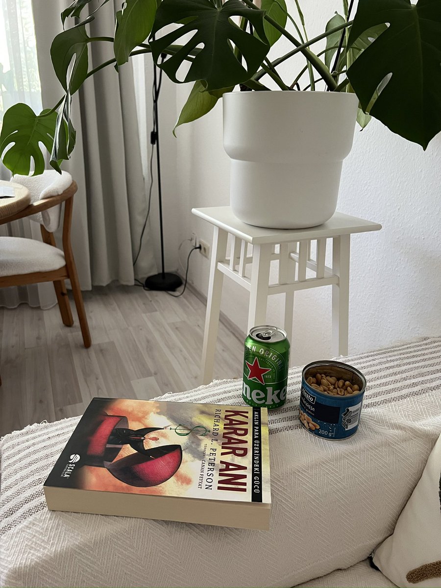 Muhteşem üçlü: kitap, bira, fıstık. Arkadan esen hafif yaz rüzgarı ve yaprakların fısıltısı eşliğinde… 
İyi hissetmek bazen böyle küçük anlarda saklıdır. 🌿📖🍺