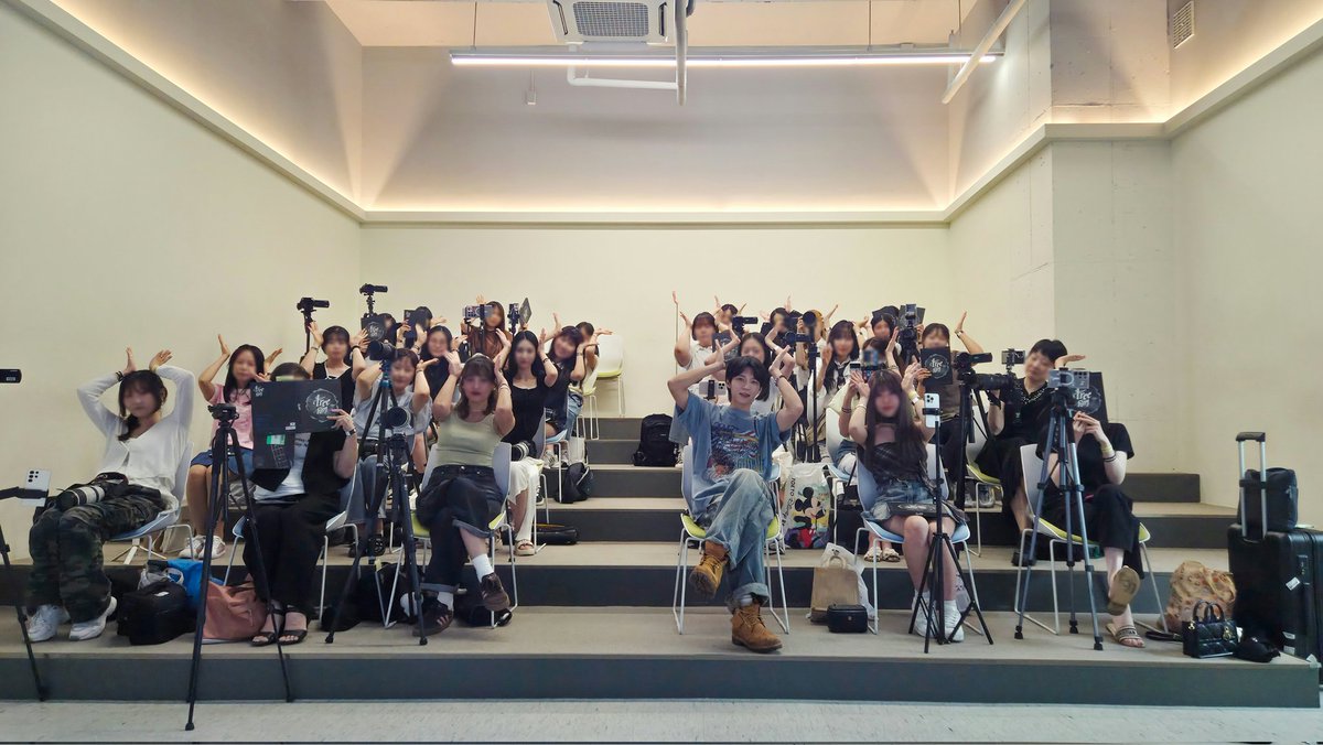 [📸] 

’Only 직진‘ 2주 차 팬사인회 종료!

'뭐 해줄까?', '귀여워?' 어떤 컨셉도 👌
원하는 건 다 해주는 팬싸 맛집🥣
이번 주도 910208컷 최애컷 생성 완료🫢

찰칵       찰칵   찰
∧∧└　∧∧     칵
(　　)】 (　　)】
/　/┘　/　/┘

#남우현 #NAMWOOHYUN
#TreeRing #Only직진