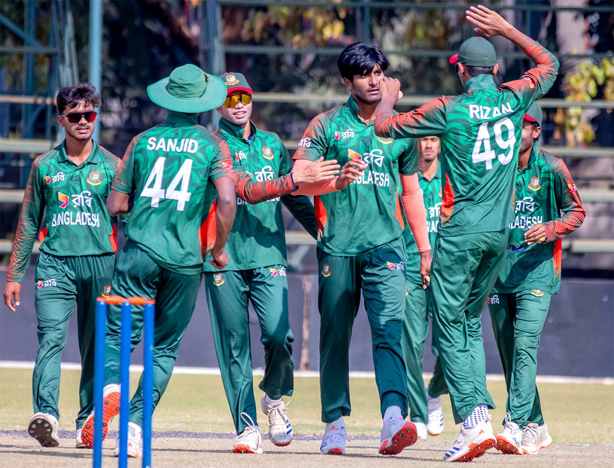 Twenty three overs remaining and it’s South Africa U19 129/4.

They need 141 runs in 138 balls

𝗪𝗔𝗧𝗖𝗛 𝗟𝗜𝗩𝗘:t.ly/w_skA 
𝐁𝐚𝐥𝐥-𝐛𝐲-𝐛𝐚𝐥𝐥:  t.ly/ziVUY

#ExperienceZimbabwe #U19TriSeries #BANvSA