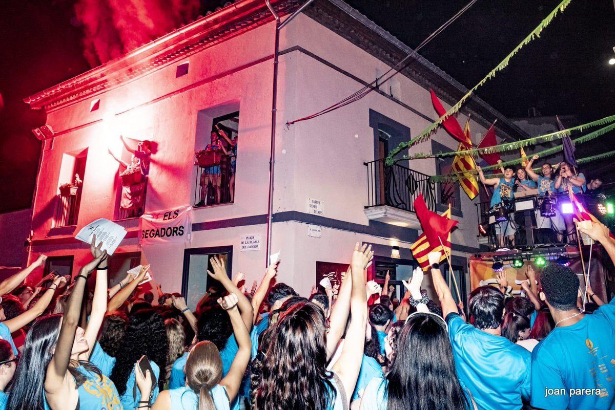 CasalBoiraBaixa's tweet photo. ✊🏽 Festa sí, lluita també! Visca la terra i mori el mal govern. La lluita per uns Països Catalans lliures, socialistes i feministes segueix ben viva! 🔥 #FMManlleu25 #FesteJove25 #FestaSerpent25 https://t.co/xDG4ZcyGLc