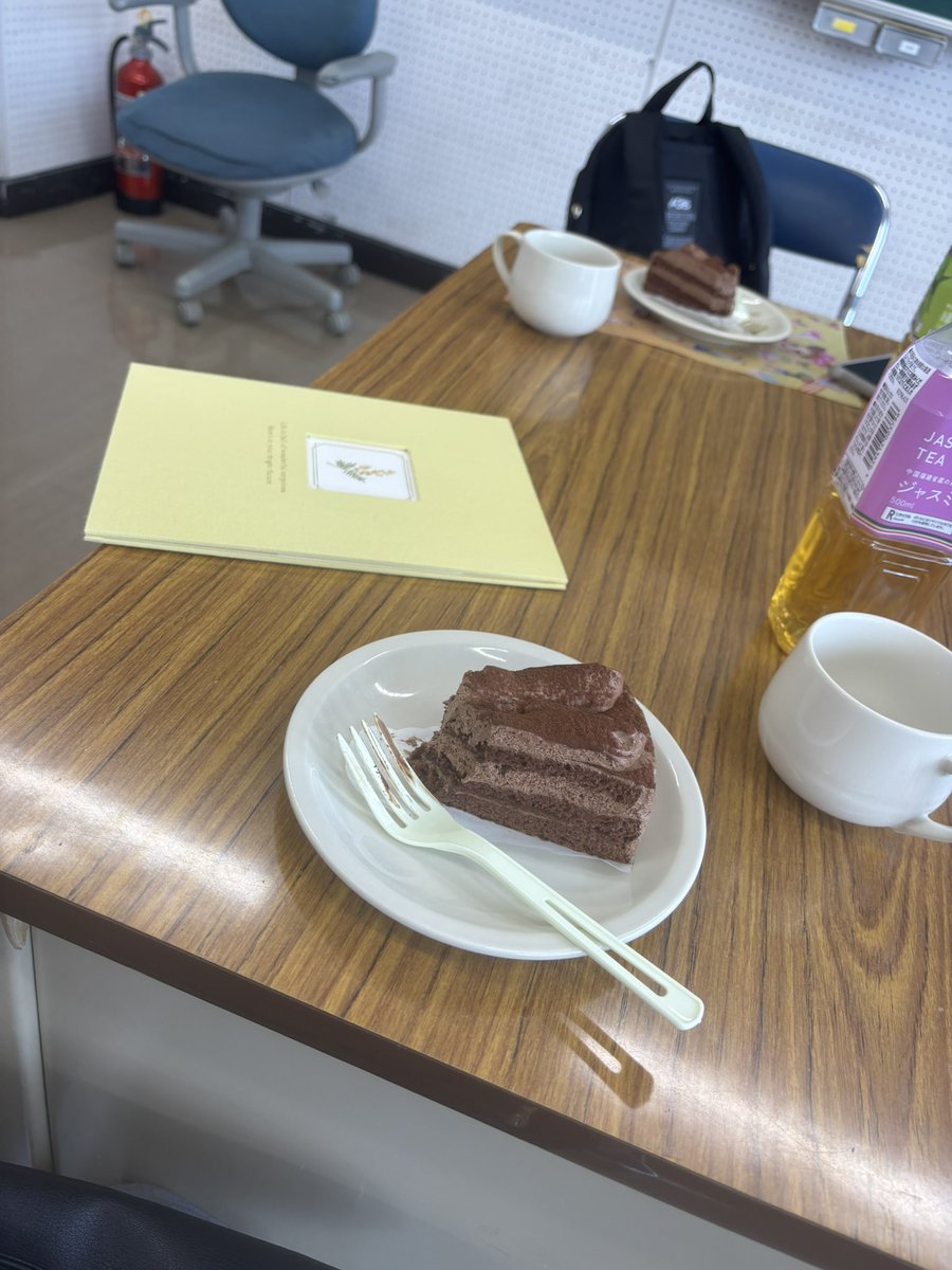 may_be_sunny's tweet photo. 前回の稽古の様子

合間時間にどんどんケーキが無くなっていく…
早く稽古に戻ろうと、よく言った日でした🍰 https://t.co/CBNySH3QZE