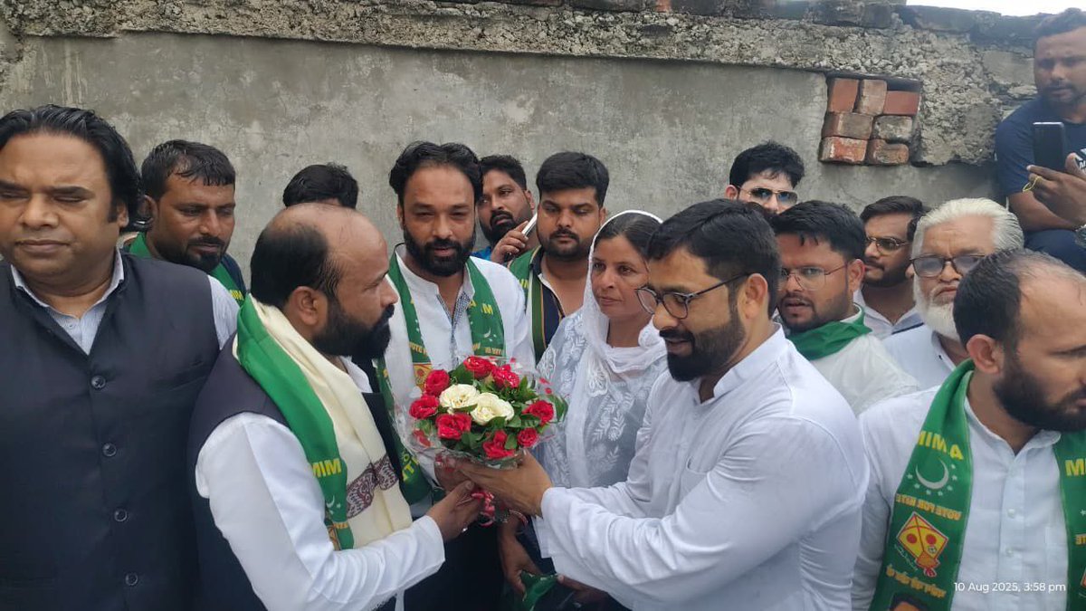 AIMIM (@aimim_national) on Twitter photo आज उत्तर प्रदेश की राजधानी लखनऊ में, नागरिक एकता पार्टी के प्रदेश अध्यक्ष शेख ताहिर सिद्दीकी, <a href="/samajwadiparty/">Samajwadi Party</a> <a href="/bspindia/">Bahujan Samaj Party</a> और <a href="/INCIndia/">Congress</a> के कई नेताओं तथा हज़ारों समर्थकों के साथ AIMIM में शामिल हुए। इस अवसर पर उन्हें पार्टी की सदस्यता दिलाई गई और AIMIM उत्तर प्रदेश सेंट्रल ज़ोन का आज उत्तर प्रदेश की राजधानी लखनऊ में, नागरिक एकता पार्टी के प्रदेश अध्यक्ष शेख ताहिर सिद्दीकी, <a href="/samajwadiparty/">Samajwadi Party</a> <a href="/bspindia/">Bahujan Samaj Party</a> और <a href="/INCIndia/">Congress</a> के कई नेताओं तथा हज़ारों समर्थकों के साथ AIMIM में शामिल हुए। इस अवसर पर उन्हें पार्टी की सदस्यता दिलाई गई और AIMIM उत्तर प्रदेश सेंट्रल ज़ोन का