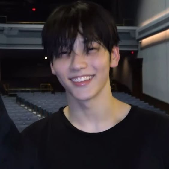 zxjjunie's tweet photo. anime                                              real life https://t.co/C8iqCjz4WC