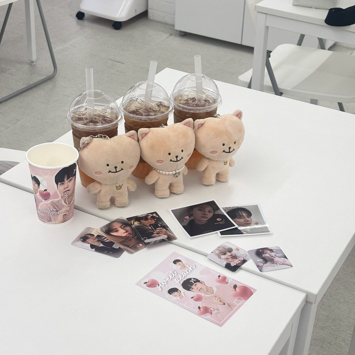 sweetpeach_0809's tweet image. 
𝘀𝘄𝗲𝗲𝘁 𝗽𝗲𝗮𝗰𝗵🍑

마지막 날 영업이 끝났어요!!
온리 황도대장 생일 진심으로 축하해요🍑🧁
놀러와 주시고 민현이 생일 같이 축하해 주신 황도분들, 그리고 많이 도와주신 호또코히 사장님, 너무너무 감사해요~!!!

#sweet_peach__0809
#온리황도대장_생일축하해
#황민현 #HWANGMINHYUN