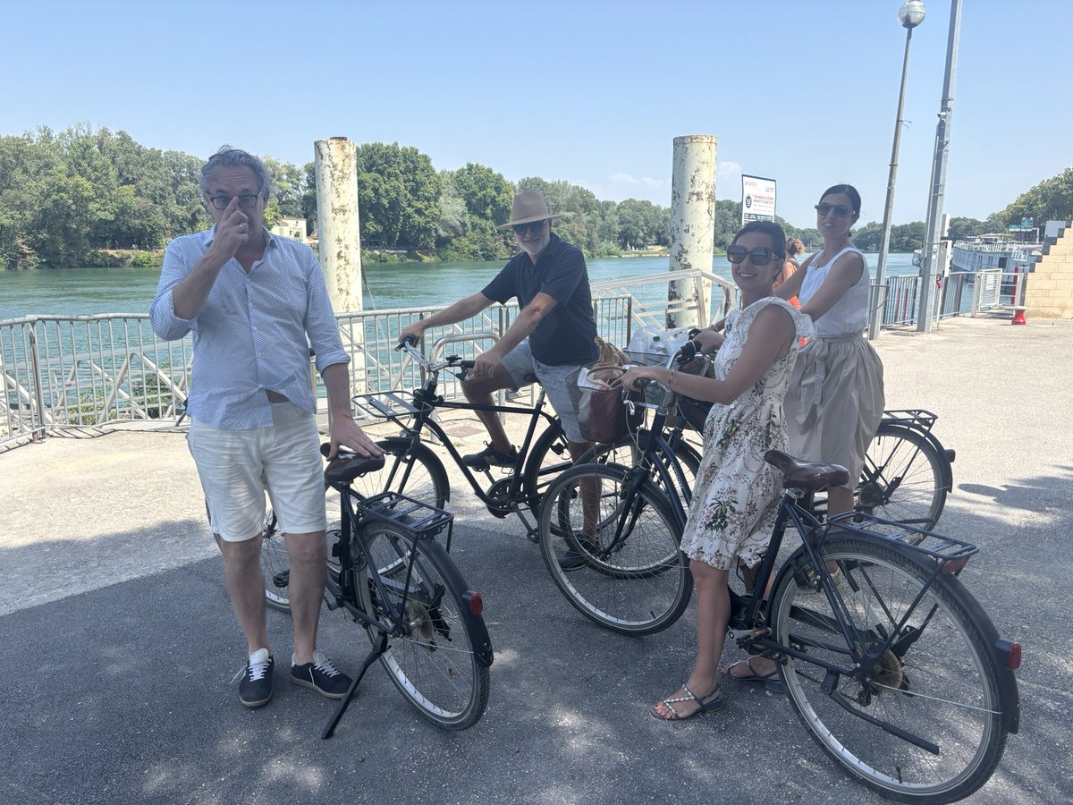 Avignone, aspettando la navetta fluviale per attrarre il Rodano (oggi si pedala…)