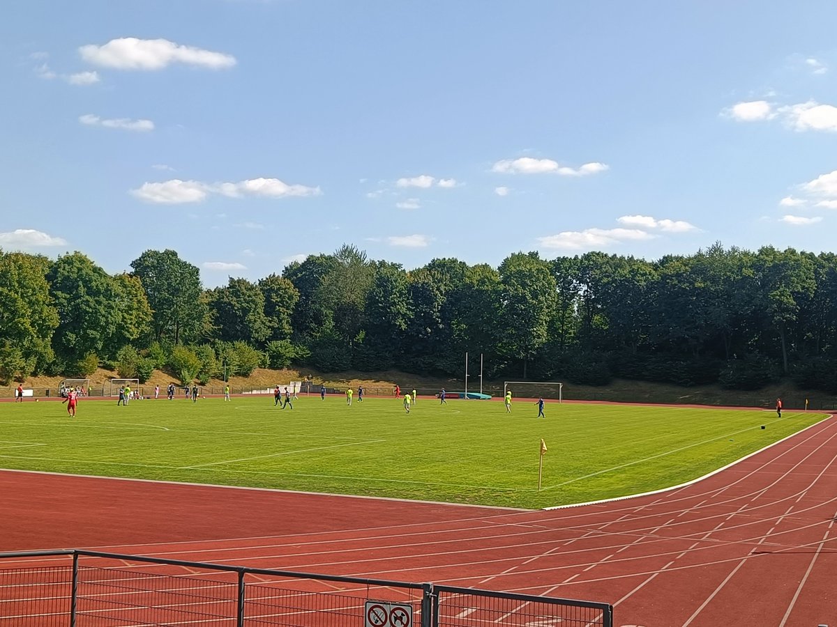 N0ppes's tweet photo. Het begint al met een eigenaardigheid: Normaal heeft de lager spelende ploeg thuisrecht. Maar er wordt gespeeld bij Süchteln dat in de Landesliga (6) speelt. En niet bij Grevenboich die een niveautje lager ballen. Oorzaak: onbekend.
#groundhopp https://t.co/6UF1xzroKZ