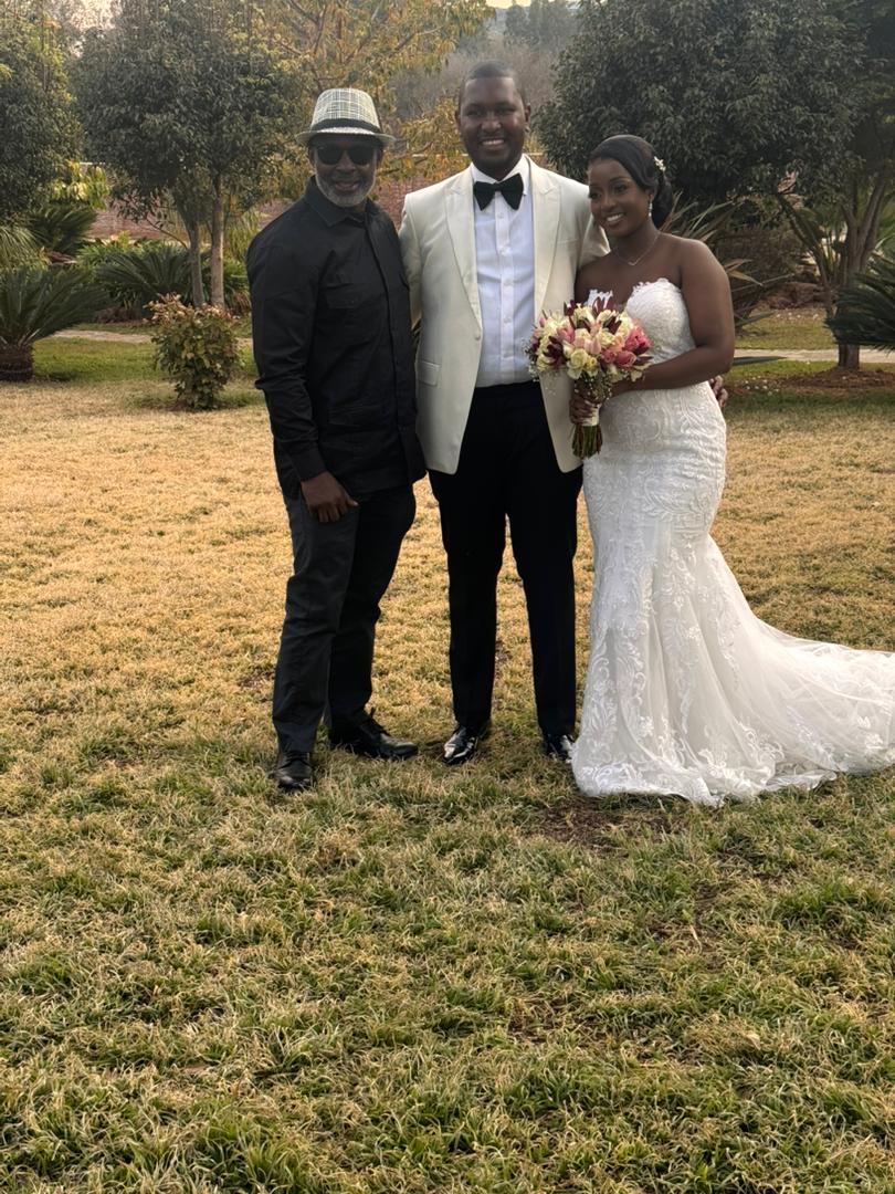 Here with Kudzanai and Karen at the wedding. Good to see young people committing to the institution of marriage. It's an honorable thing to do. Can some of us do it? Eeeish!!