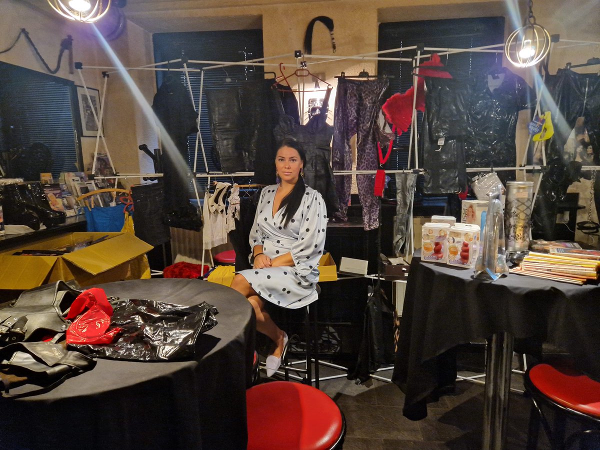herrinrebeka (@herrinrebeka) on Twitter photo SM/Fetish-Flohmarkt
Samstag, 11.10.2025
ab 16 Uhr im <a href="/SMart_Cafe/">SMart Cafe</a>
Kaufen und Verkaufen von SM-Toys, Gewand, Schuhen, Büchern, Zeitschriften, etc.
Eintritt frei.
Verkaufsplätze kostenlos.
#smartcafe #bdsm #fetish #fetisch #wien #vienna #flohmarkt #fleamarket #toys #bücher #filme SM/Fetish-Flohmarkt
Samstag, 11.10.2025
ab 16 Uhr im <a href="/SMart_Cafe/">SMart Cafe</a>
Kaufen und Verkaufen von SM-Toys, Gewand, Schuhen, Büchern, Zeitschriften, etc.
Eintritt frei.
Verkaufsplätze kostenlos.
#smartcafe #bdsm #fetish #fetisch #wien #vienna #flohmarkt #fleamarket #toys #bücher #filme