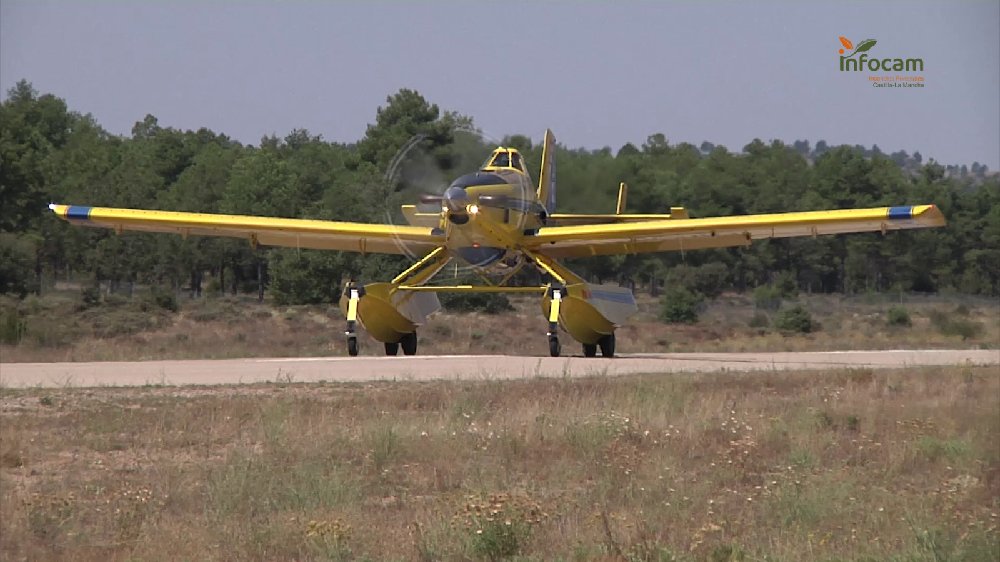 Movilizado un avión anfibio de #INFOCAM de <a href="/gobjccm/">Gobierno de Castilla-La Mancha</a> a colaborar en las labores de extinción en #IFBenuza en #León junto con <a href="/naturalezacyl/">Naturaleza Castilla y León</a>, <a href="/112cyl/">112 Castilla y León</a>, <a href="/Defensagob/">Ministerio Defensa</a> y resto de servicios de emergencia desplazados.
