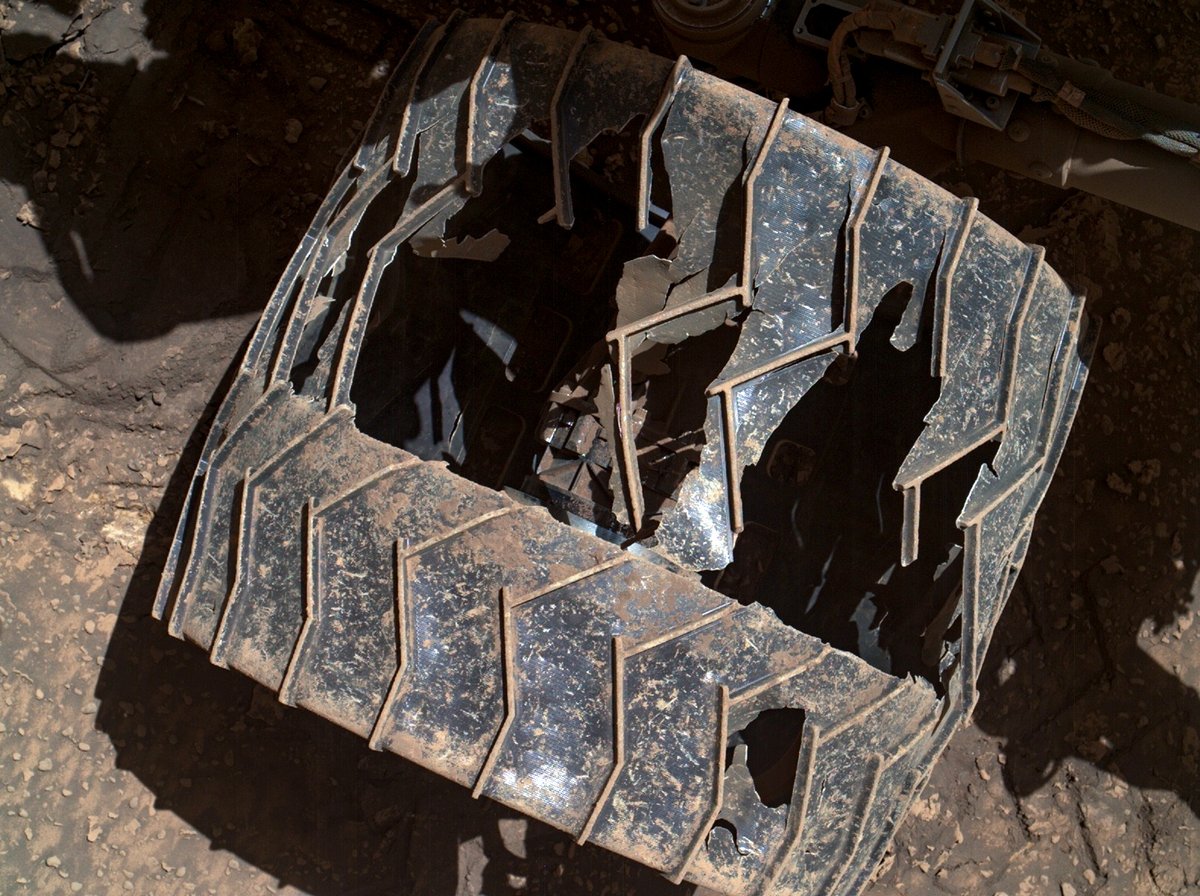 Parece increíble que <a href="/MarsCuriosity/">ARCHIVED - Curiosity Rover</a> siga rodando con una de sus ruedas en estas condiciones.  Imagen del 6 de agosto pasado, NASA/JPL-Caltech/MSSS/Kevin M. Gill.