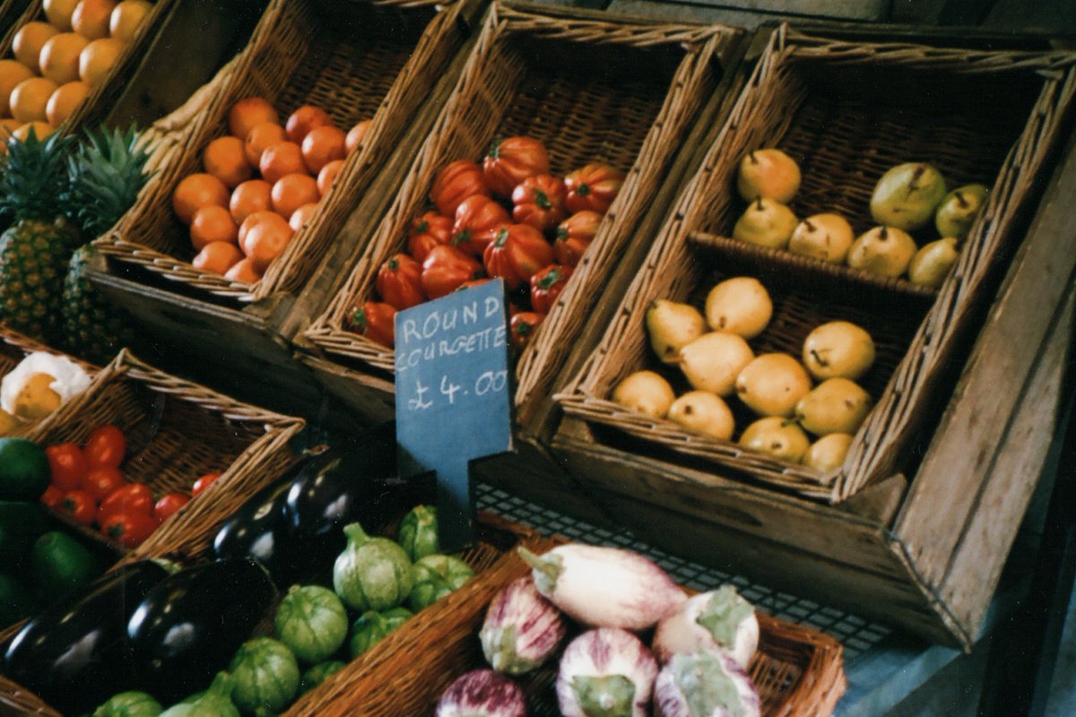 ✨Top Tourist Tips Tuesday!✨
15 mins from us, by car, is Wadebridge. They hold a Country Market every THURSDAY that offers local hand made crafts, seasonal fruit &amp; veg, plants &amp; flowers, as well as home made cakes &amp; bakes. Market opens at 8:45am (runs until 18th Dec).
#Cornwall