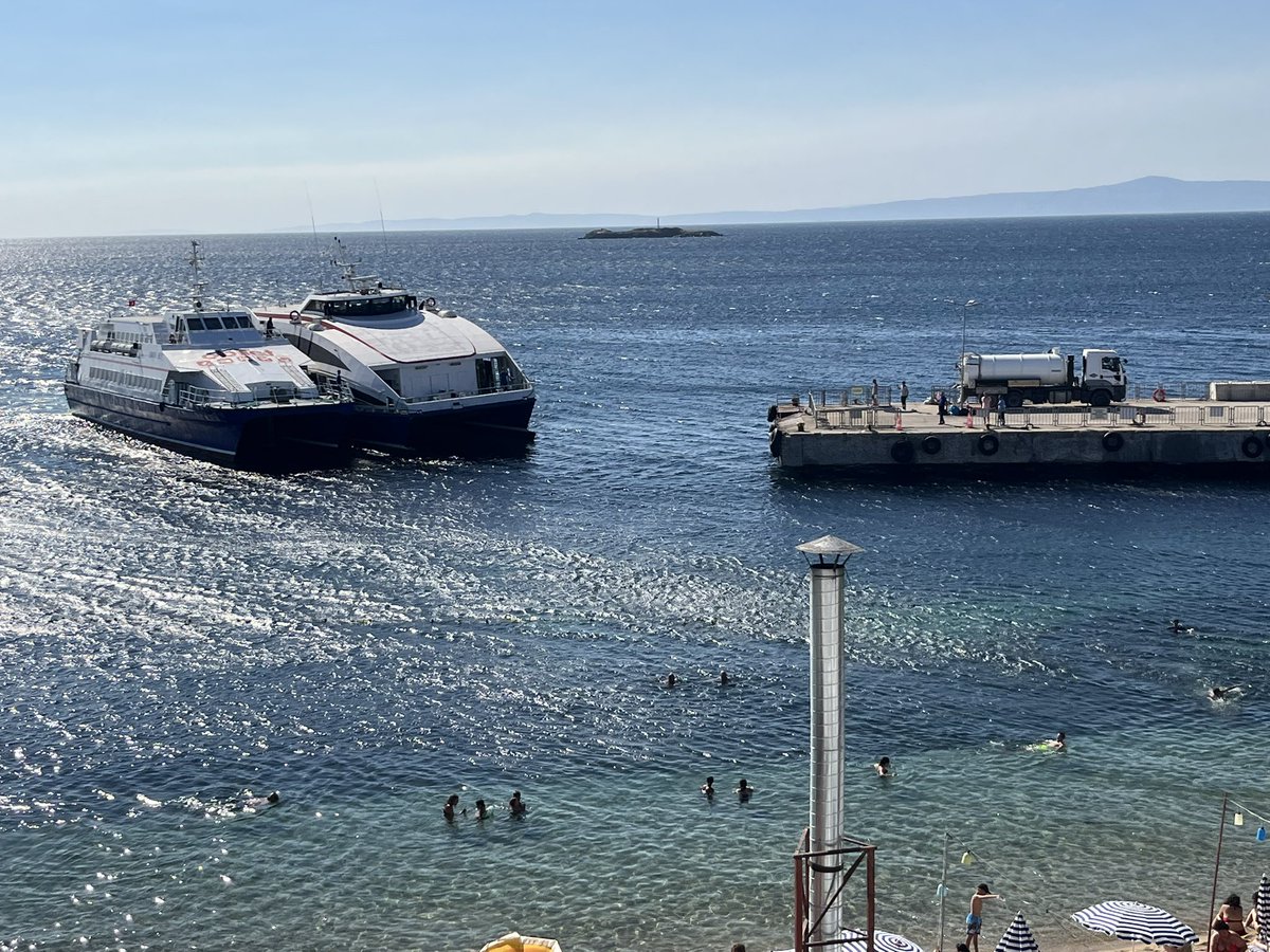 Avşaya gelmekte olan deniz otobüsünün kaza yaptığı belirtiliyor. Sancak tarafının suya battığı görülmektedir. İskeleye getirilişi..#ido