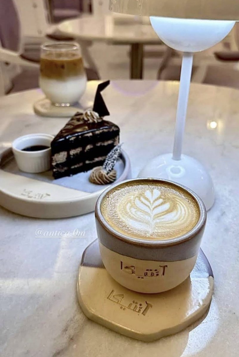 كذب من قال إن الأيام كفيلة بأن تُنسي..
لا شيء يُنسى يا صديقي..
فقط نحاول أن نتناسى وننشغل بالحياة..
ولكن في لحظات وحدتنا تداهمنا الذكرى..
#قهوة_المساء ☕