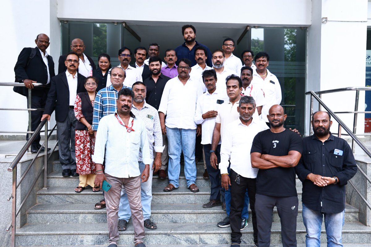 Makkal Needhi Maiam | மக்கள் நீதி மய்யம் (@maiamofficial) on Twitter photo மக்கள் நீதி மய்யம் கட்சியின் தலைவர் திரு. <a href="/ikamalhaasan/">Kamal Haasan</a> அவர்களைப் பற்றி அவதூறாகவும், வன்முறையாகவும் வலைதள நேர்காணலில் பேசிய, துணை நடிகர் ரவிச்சந்திரன் என்பவர் மீது இன்று சென்னை காவல்துறை ஆணையர் அலுவலகத்தில் மக்கள் நீதி மய்யம் சார்பாக புகார் மனு வழங்கப்பட்டது.
கட்சியின் துணைத் மக்கள் நீதி மய்யம் கட்சியின் தலைவர் திரு. <a href="/ikamalhaasan/">Kamal Haasan</a> அவர்களைப் பற்றி அவதூறாகவும், வன்முறையாகவும் வலைதள நேர்காணலில் பேசிய, துணை நடிகர் ரவிச்சந்திரன் என்பவர் மீது இன்று சென்னை காவல்துறை ஆணையர் அலுவலகத்தில் மக்கள் நீதி மய்யம் சார்பாக புகார் மனு வழங்கப்பட்டது.
கட்சியின் துணைத்
