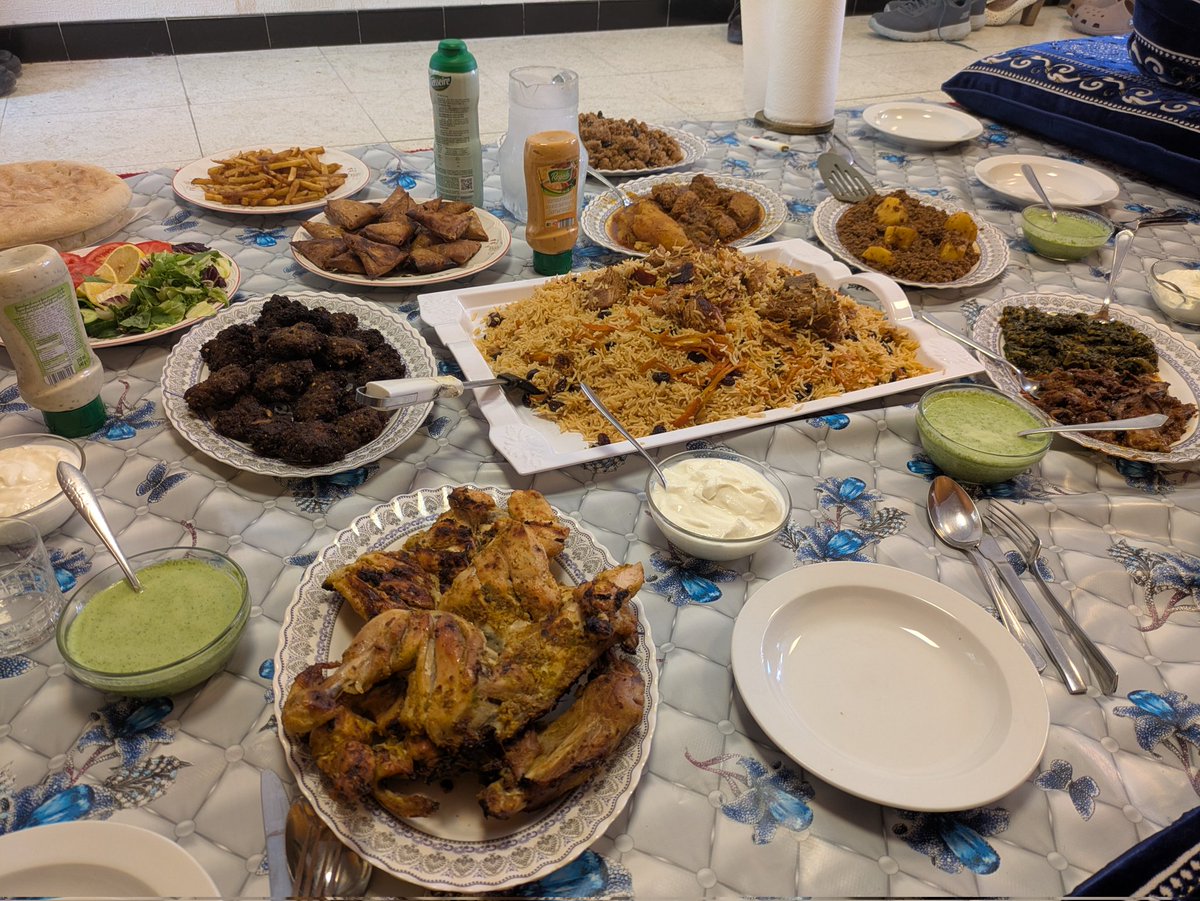 De familie van onze pleegzoon heeft ons uitgenodigd om iets te komen eten.
Dit hadden we niet verwacht. Een feestmaal.