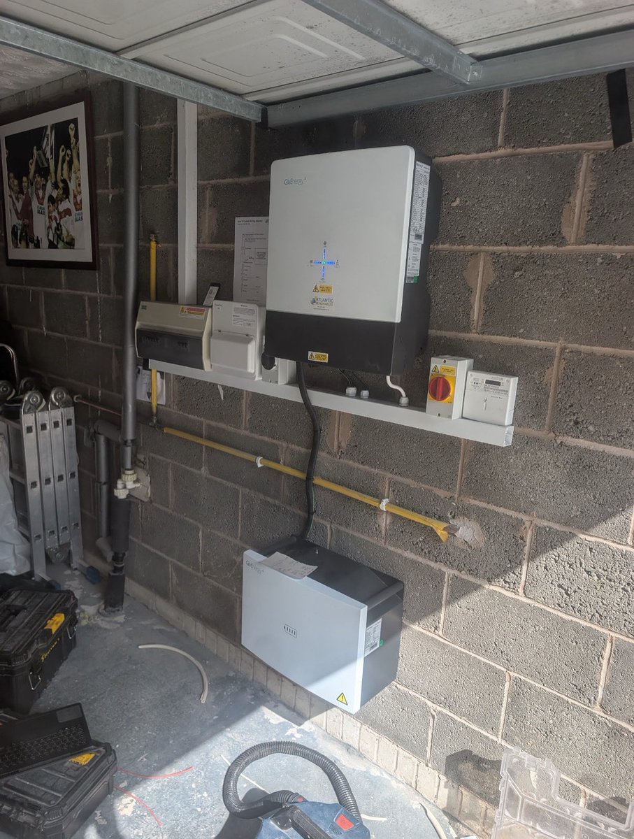 AtlanticRenewab's tweet image. Givenergy 3.6kW Hybrid Inverter &amp;amp; Givenergy 5.12kWh Gen 3 Battery 🪫🔋⚡️☀️🤝💚 #battery #solarpv #warrington #greentech #batterystorage #electrician #givenergy