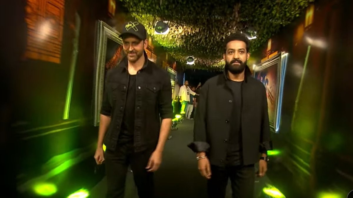 The Titans Is Here In Black 🖤

#War2PreReleaseEvent #WAR2 <a href="/tarak9999/">Jr NTR</a> <a href="/iHrithik/">Hrithik Roshan</a>