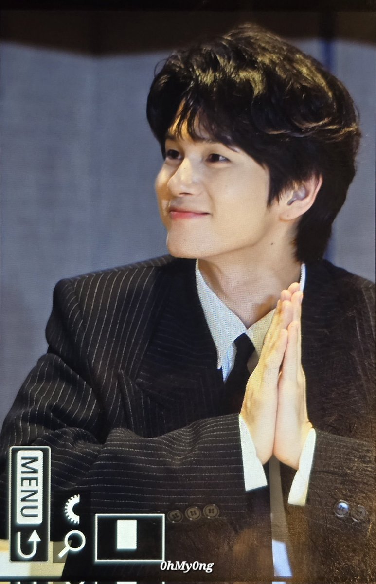 ℹ️| 10.08.25 - Seongwu hoje no fansign de Xangai (China):

Um welo (fanboy) pediu para o Onge escrever uma frase para animá-lo durante a ausência dele, então ele escreveu:
"Jamais haverá um momento em que eu não esteja ao seu lado."

cr. ongly_one
#옹성우 #OngSeongWu