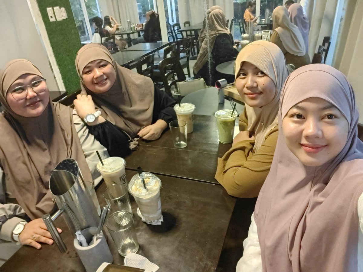 erizzadm's tweet photo. I Love you All😘
ZAFA ❣️
Alhamdulillāh 😌 bonding na may konting drama sa buhay 😌😁 #friendship https://t.co/EShlUdH7a0