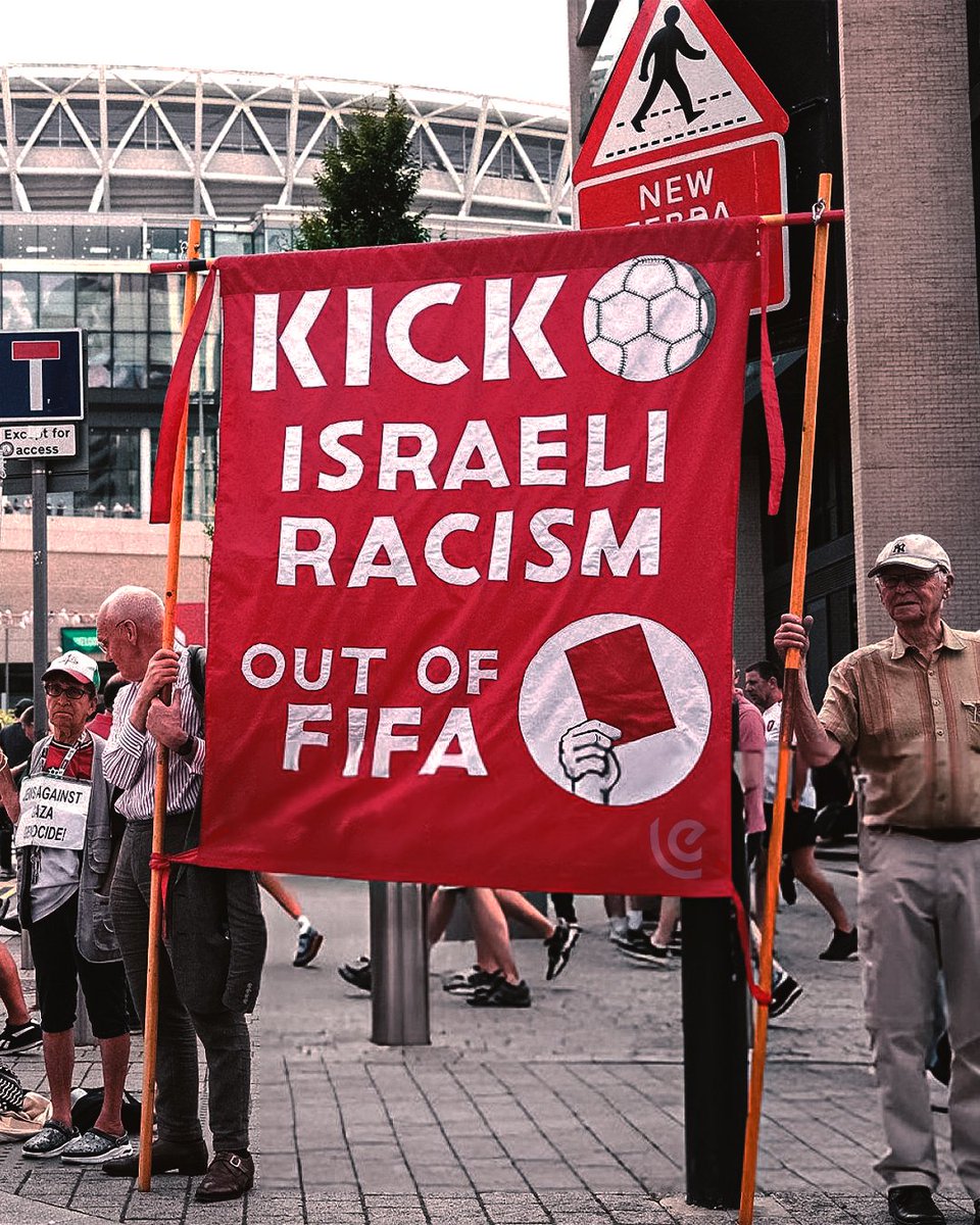 leuropefootball's tweet photo. Liverpool taraftarları İsrail'in FIFA'dan atılmasını istiyor. https://t.co/9jGkSCUUOa